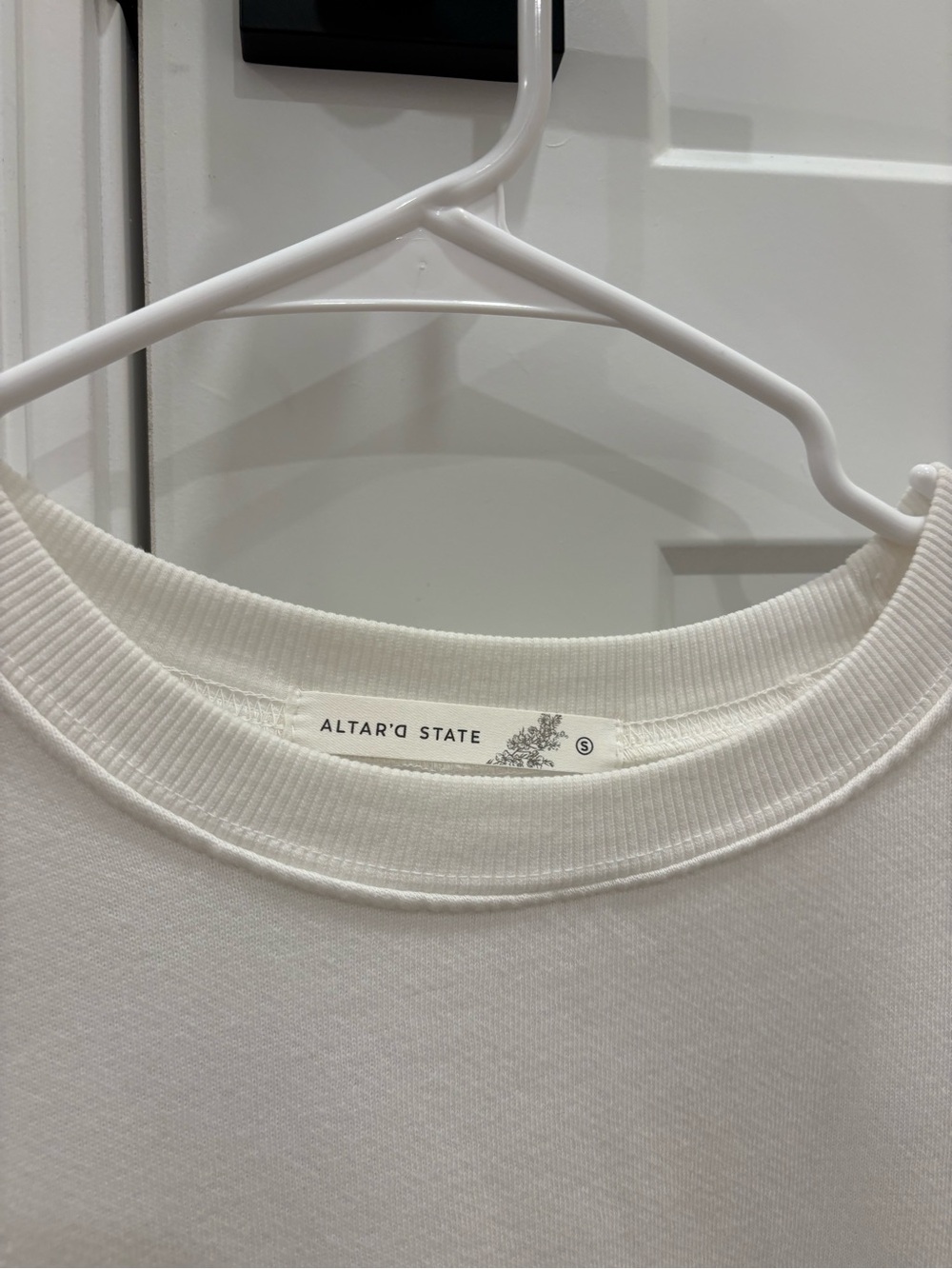 Altar'd State White Crewneck Sweatshirt 100% Cotton - Picture 3 of 7